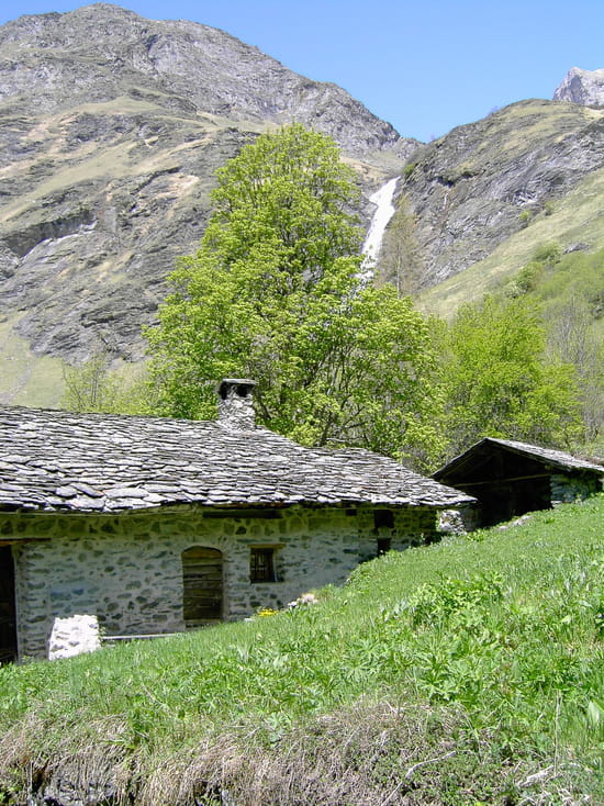 Chalet et cascade au laisonnay Chalet et cascade au laisonnay