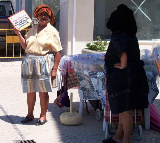 Femmes aux 7 Jupons - Si vous voulez vous trouver une chambre pas de problèmes... les <a class=