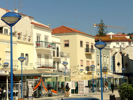 Nazaré au Portugal - Immeubles sur le front de <a class=