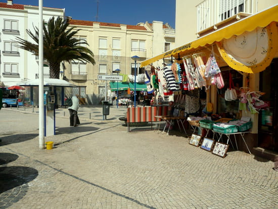 Nazaré au Portugal - Commerces et immeubles sur le front de <a class=