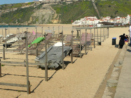 Nazaré au Portugal - Poissons séchés sur la plage.