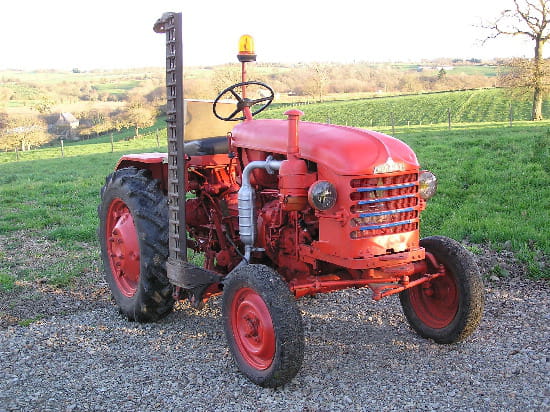 Mon tracteur à poule Tracteur-renault-de-1960-3645288349-261391