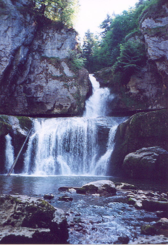 Au beau milieu coule une cascade par Stéphanie RACINE sur ...