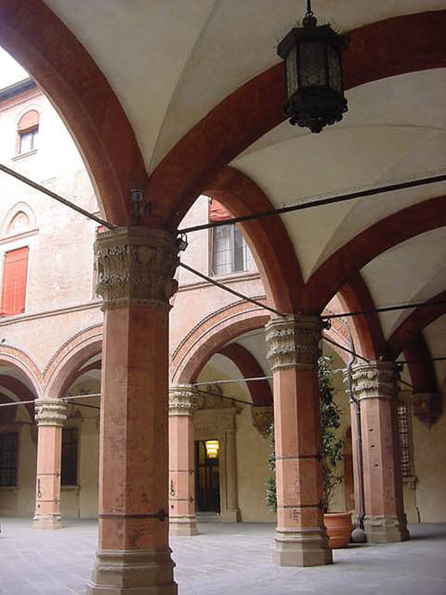 Arcade de la 1ère université d'Europe