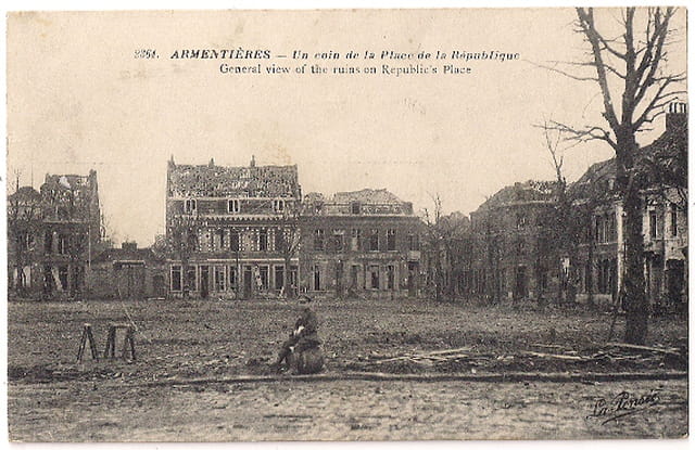 Armentières - Un coin de la Place de la République après bombardement