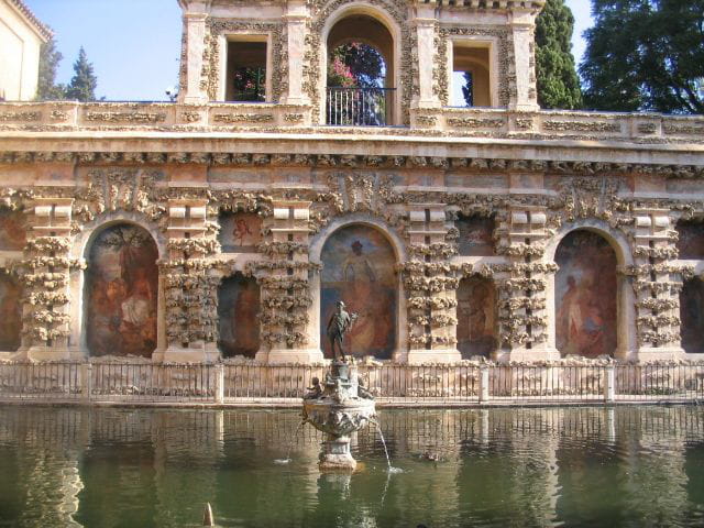 Bassin dans les jardins de l'Alcaza