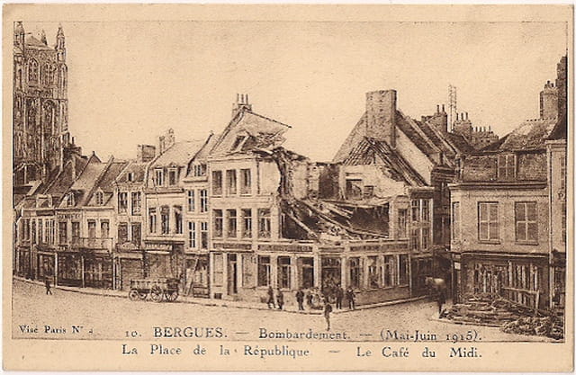 Bergues - La Place de la République - Le Café du Midi - Ruines 14-18
