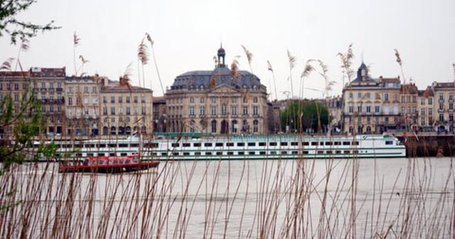 Bodeaux vu de la rive gauche de la Garonne
