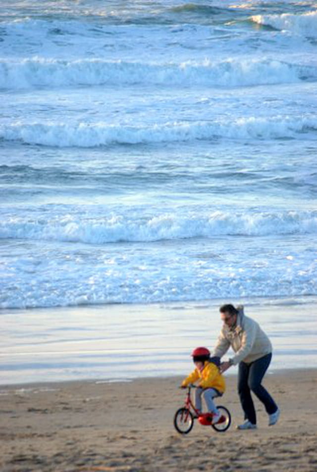 chacun son sport à la plage l'hiver