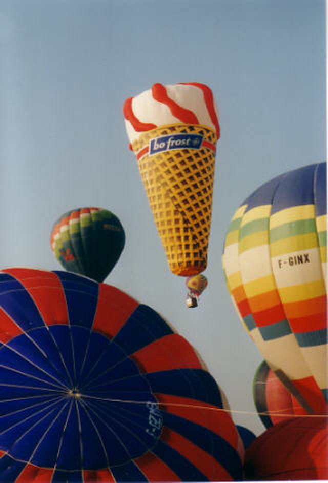 Cornet de glace dans les airs