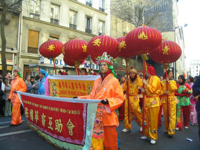 Costumes en rouge et orangé