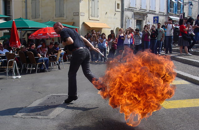 Cracheur de feu à la féria en arles