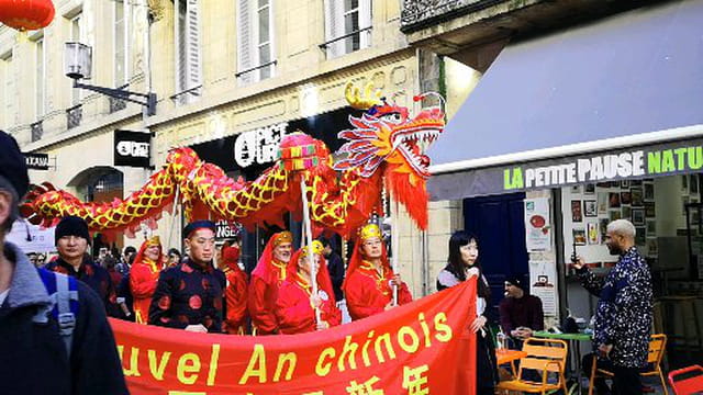 défilé du dragon dans la rue sainte Catherine