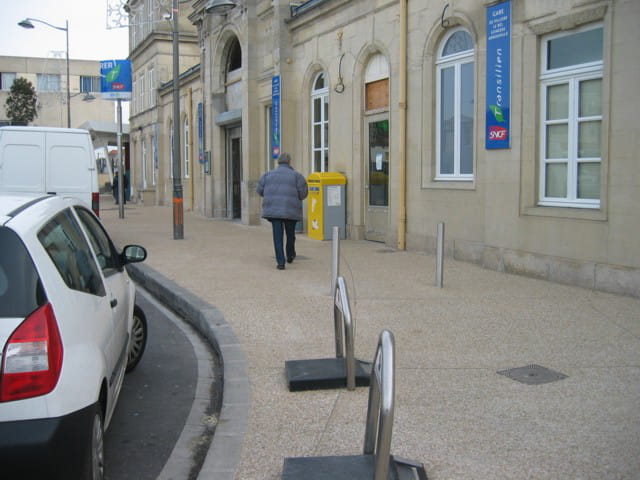 Devant la gare de villiers le bel