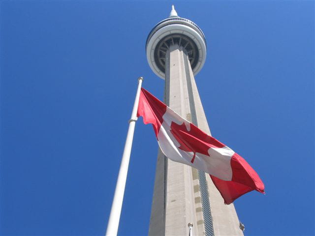 Drapeau et Tour Nationale du Canada