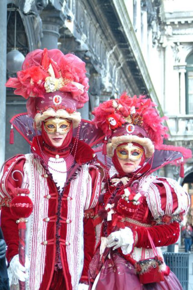 ÉLÉGANCE EN ROUGE