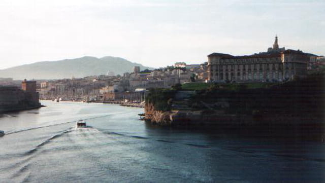 Entrée du vieux port au petit matin