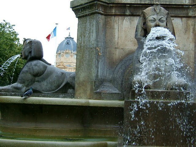 Fontaine place du Place du châtelet
