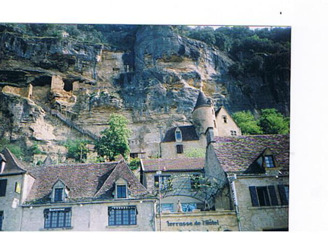 Habitat troglodyte dans la falaise