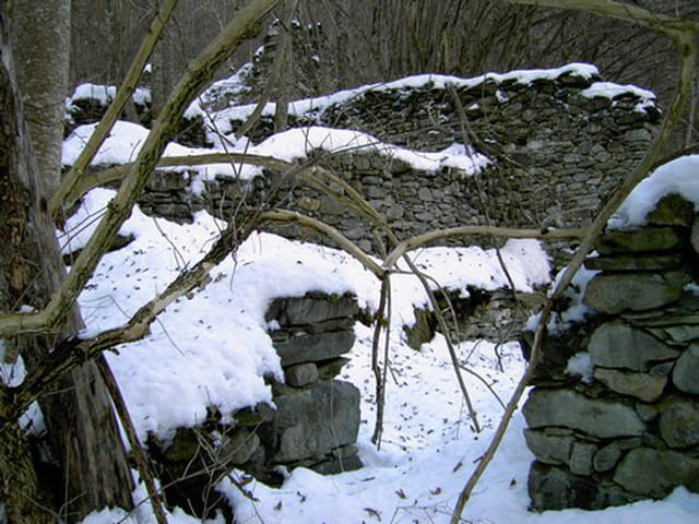 Hameau ruiné sous la neige