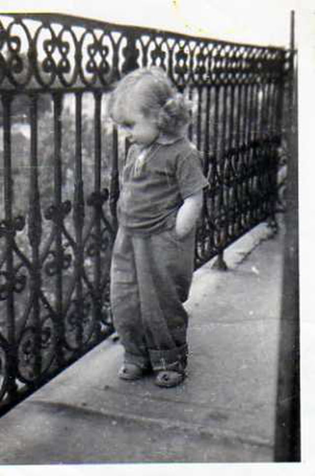 J'attends mon papa, j'ai 2 ans