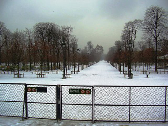 Jardins des tuileries sous la neige