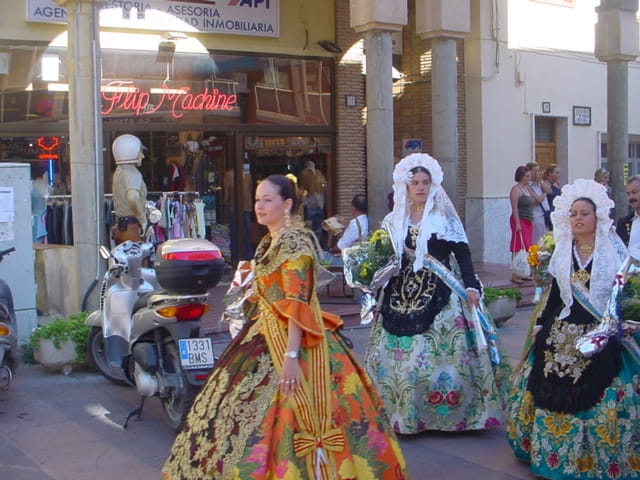 Jeunes filles costumées