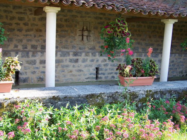Joli lavoir fleuri à Maconge