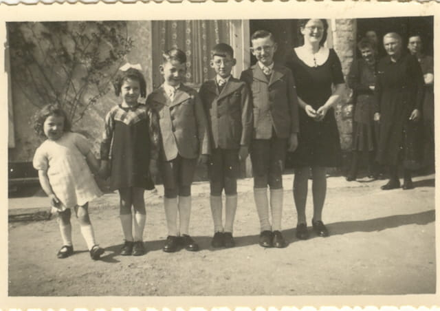 Jour de fête, ma mère à droite