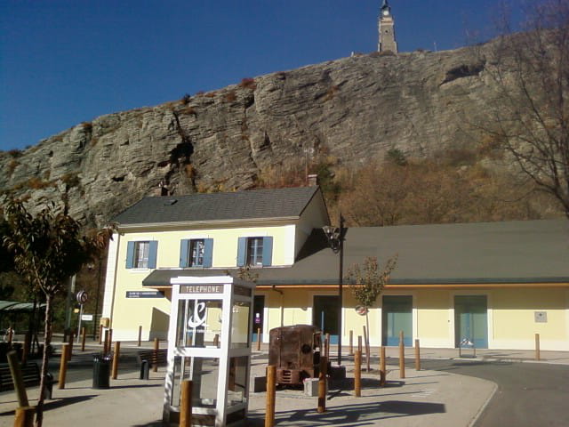 La gare , sa cabine ,et son clocher