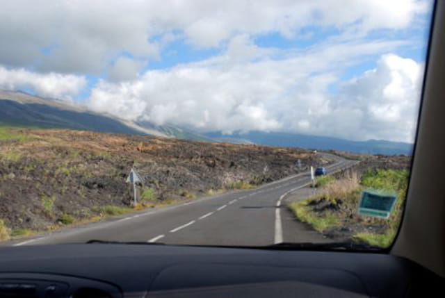 la route à travers les coulées de lave