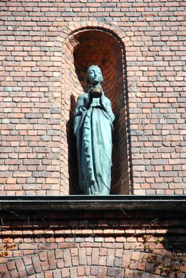 la statue en façade de l'Hôtel de ville
