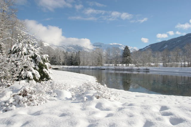 Lac bleu sous la neige
