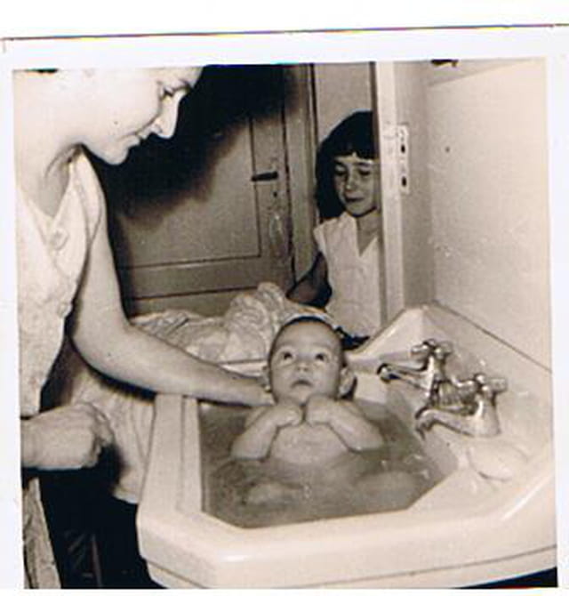 Le 1° bain du petit frère hervé