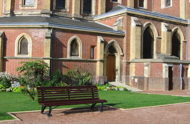 Le banc et l'église Houlgate