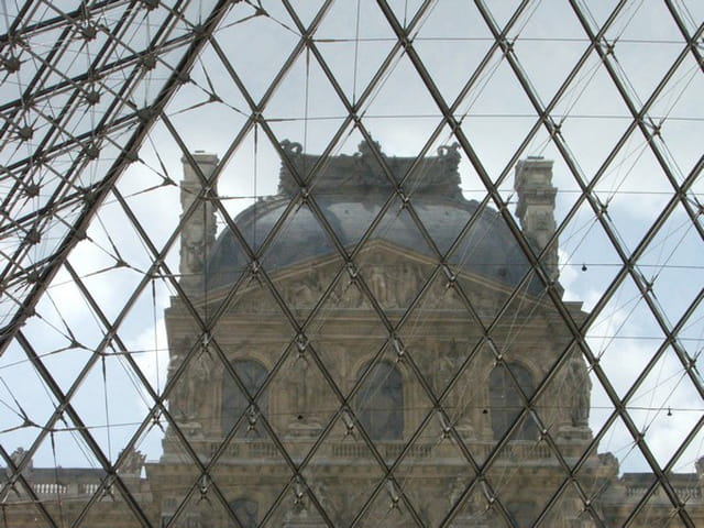 Le louvre sous la pyramide