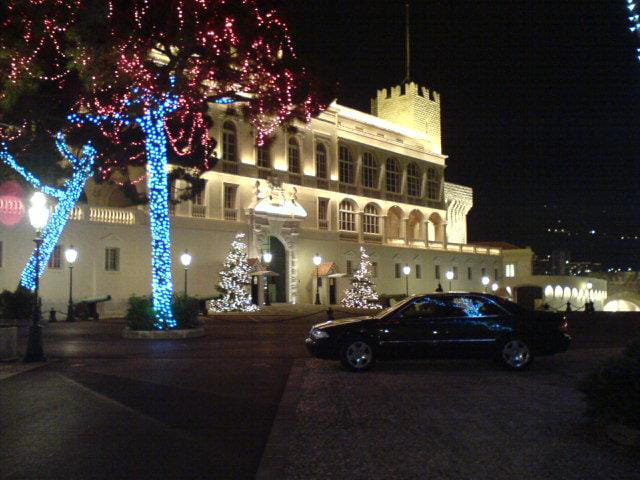 Le palais princier illuminé