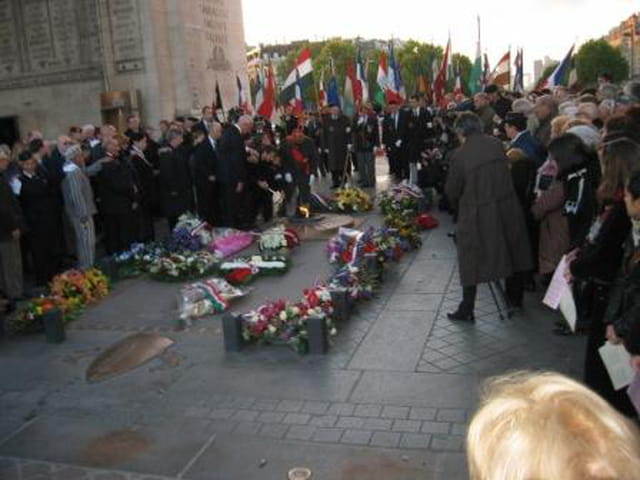 Le premier ministre de la Hongrie assiste à l'allumage de la flamme sur la tombe du Soldat Inconnu