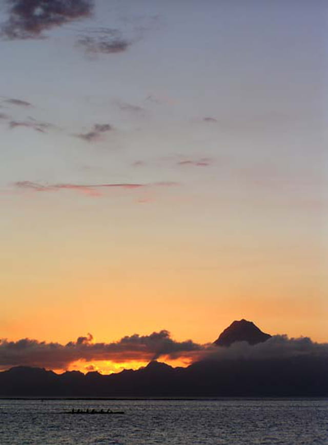 Le soleil se couche sur les îles Marquises