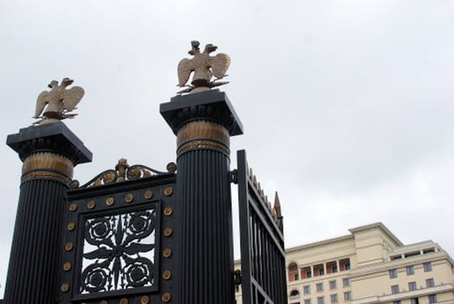 les aigles bicéphales de la porte du jardin Alexandre