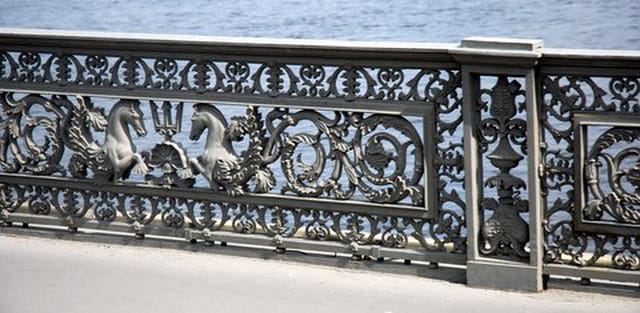 les grilles d'un pont