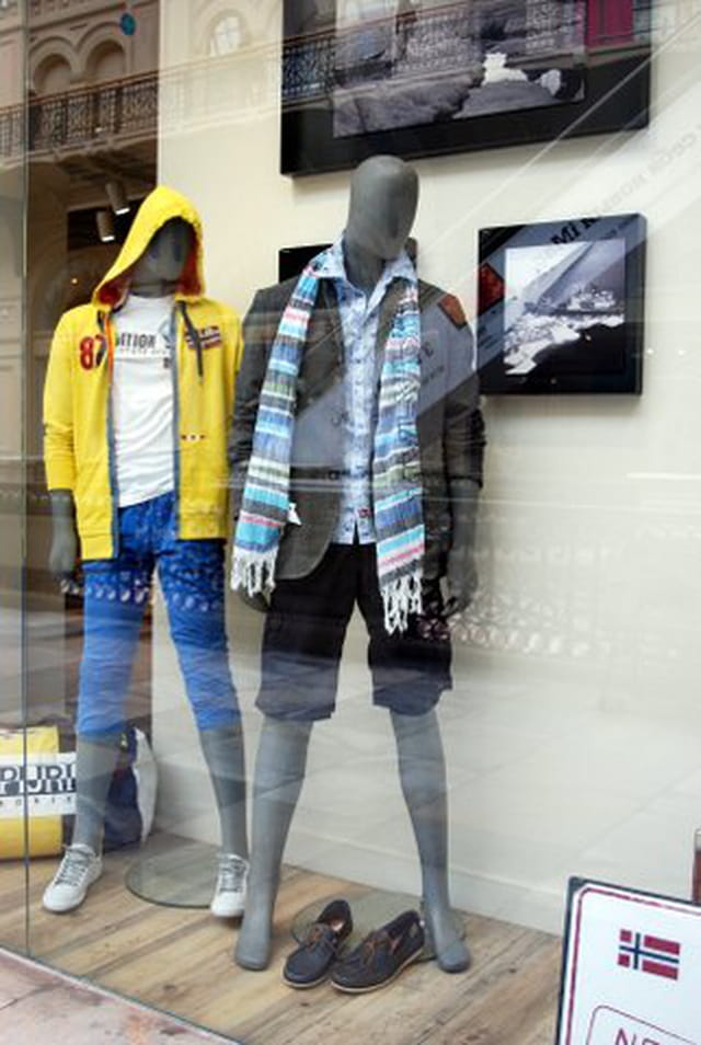 les mannequins du magasin Goum
