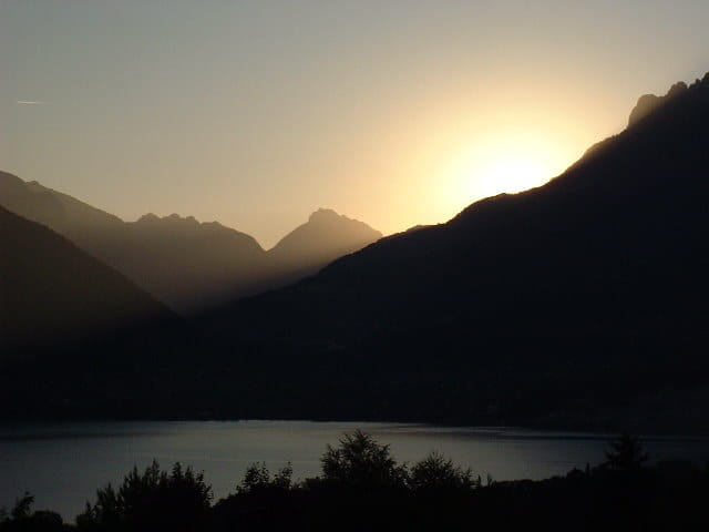 Lever de soleil sur le lac d'Annecy