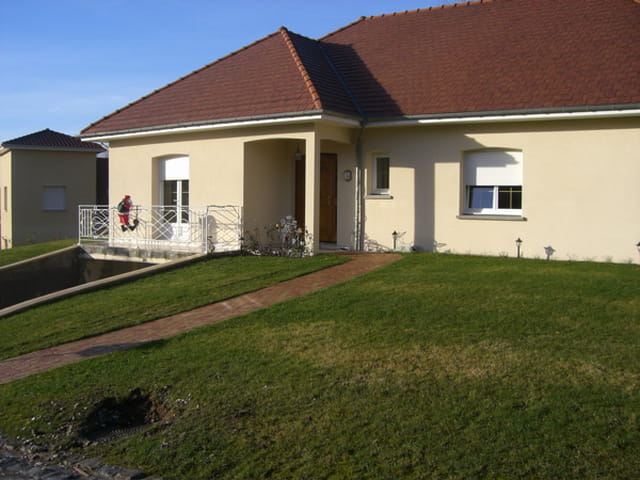 Maison et ciel bleu