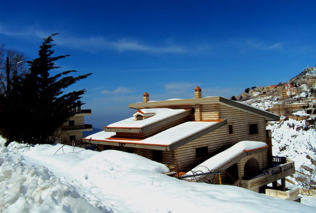 Maison sous la neige