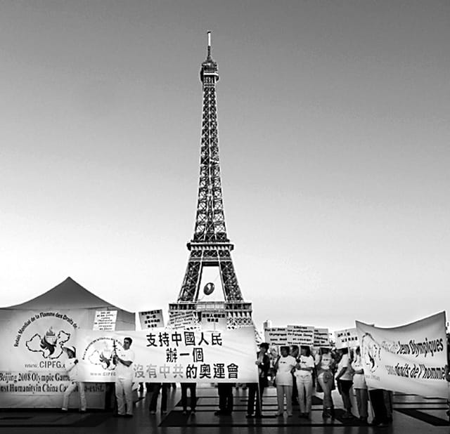Manif devant la Tour Eiffel