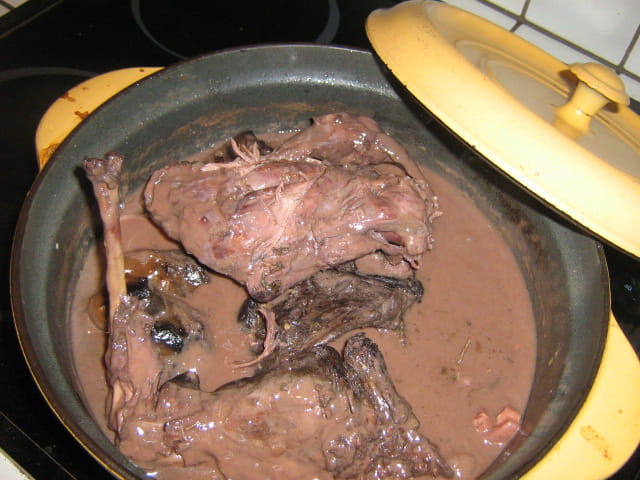 Marie trempe ton pain dans la sauce au vin