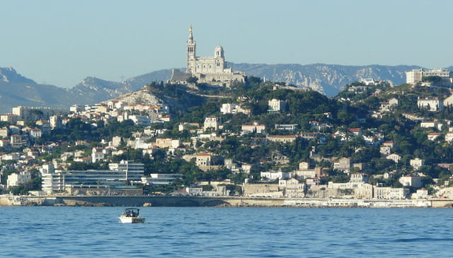 Notre-Dame de la Garde vue de la baie de Marseille