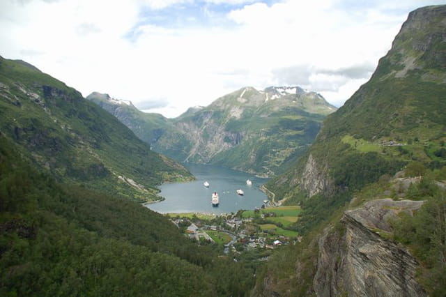 Paquebots dans le fjord de Geiranger au pied du village de Hellesylt