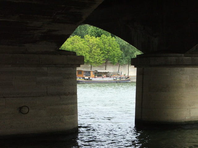 Péniche sous le pont